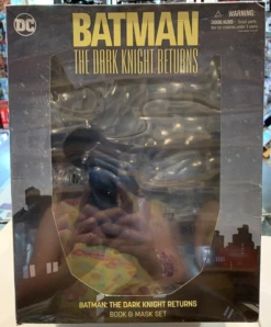 DC- Batman The Dark Knight Returns Deluxe (Book & Mask)